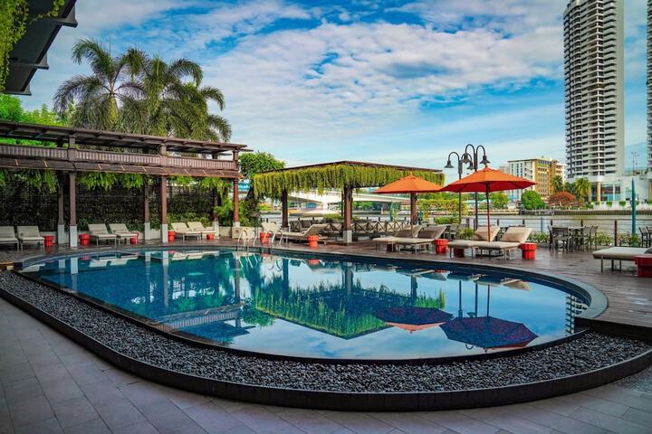 Pool Hotel