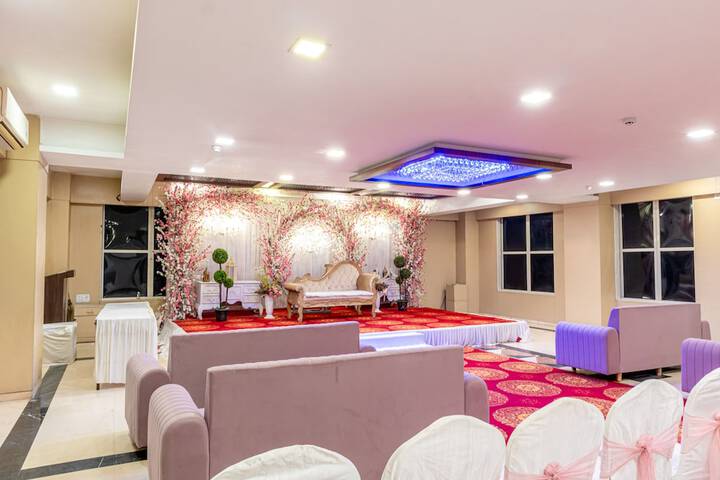 Ballroom/Hall 35 of 54