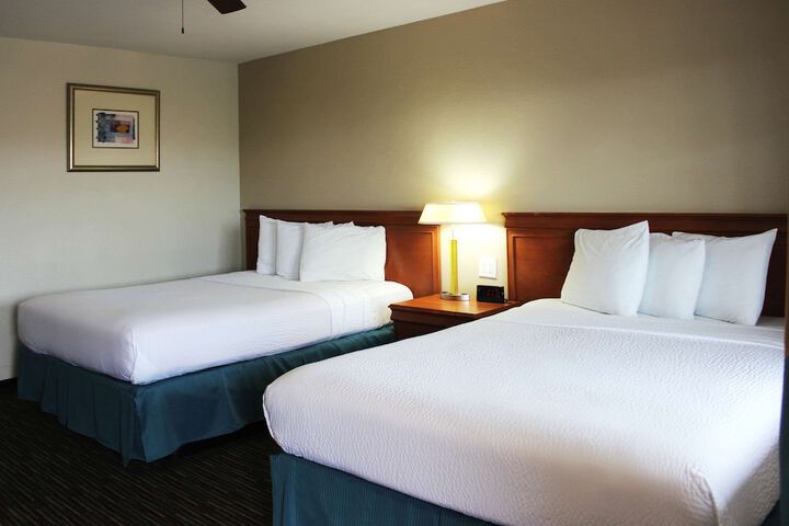 2 Queen Beds (10 of 14)