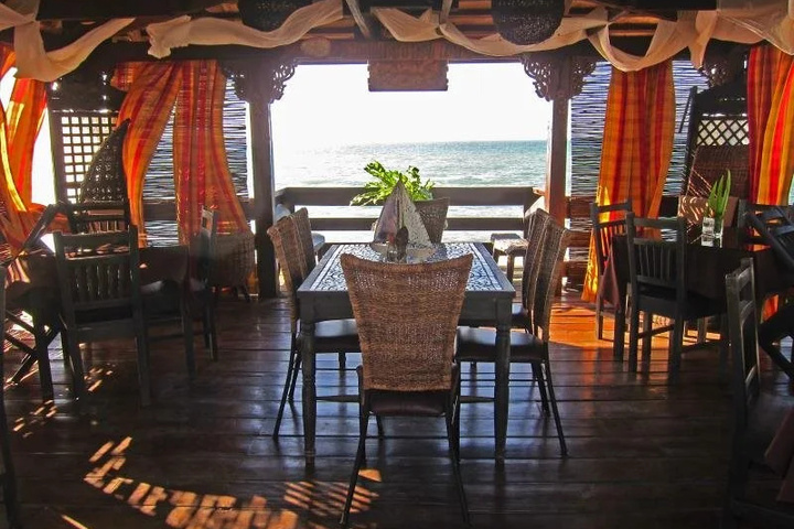 Dining 15 of 17