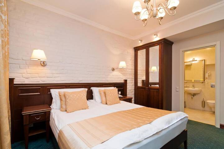 Room 13 of 37