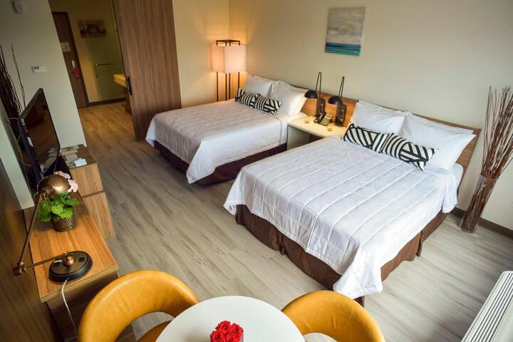 2 Queen Beds (5 of 7)