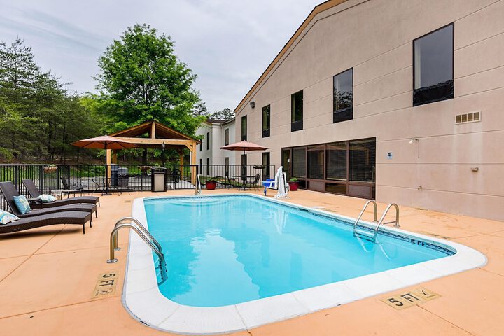 Pools & Facilities