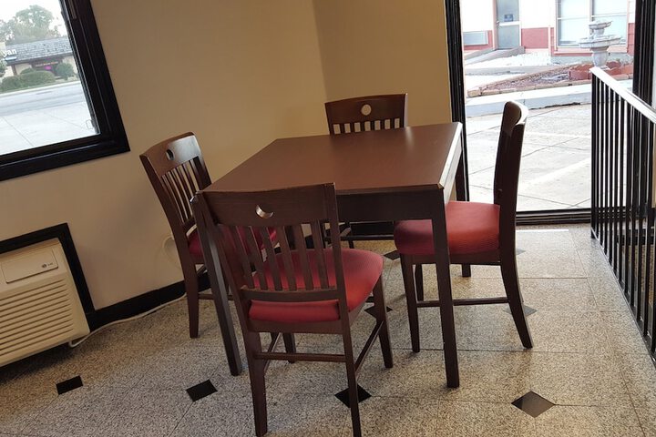 Dining 32 of 41