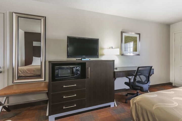 2 Queen Beds (10 of 10)