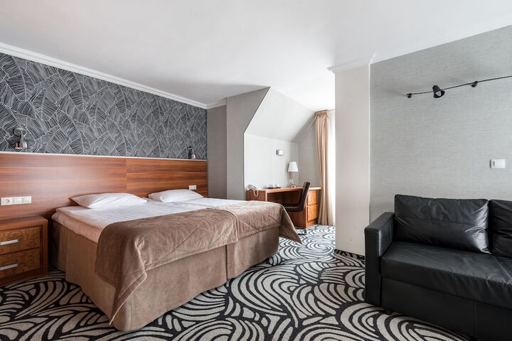 Room 4 of 65