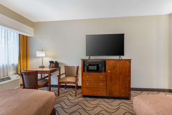 2 Queen Beds Microwave and Refrigerator WiFi Full Breakfast (3 of 5)