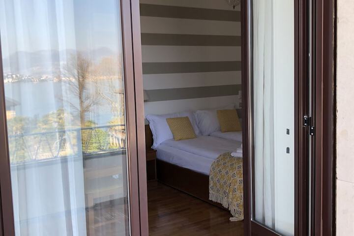Room 8 of 129