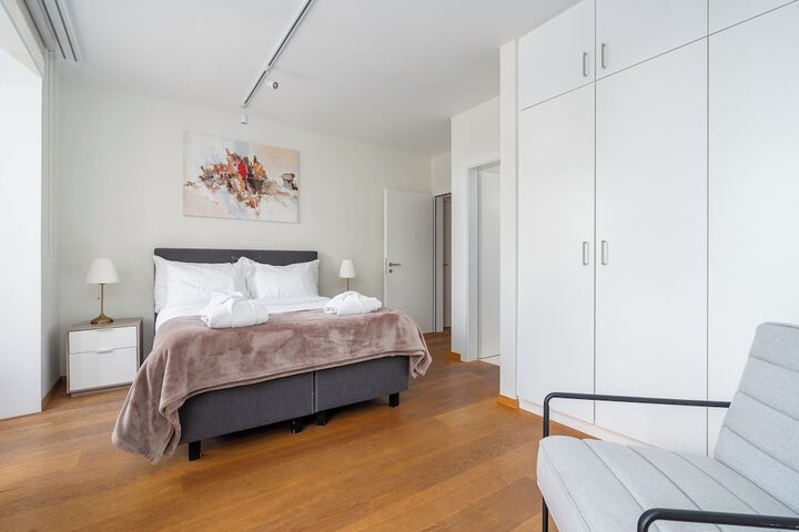 Room 6 of 28