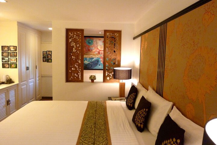 Room 4 of 106