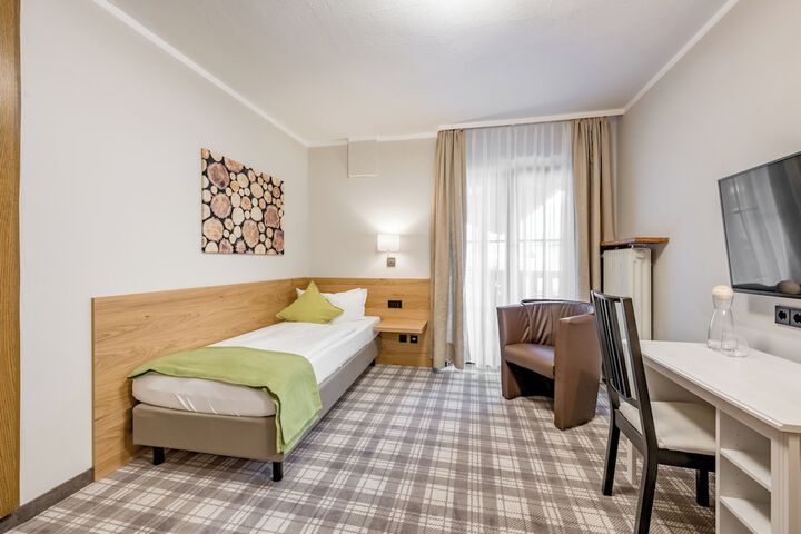 Room 16 of 180