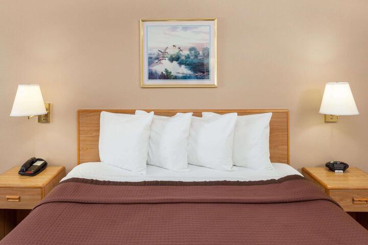 1 Queen Bed Mobility Accessible Bathtub with Grab Bars (3 of 11)