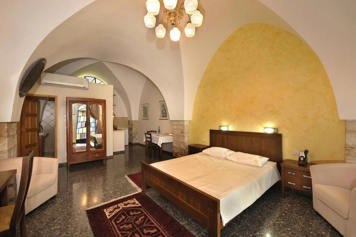 Room 4 of 9