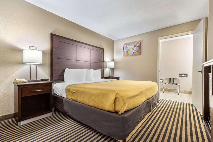1 King Bed (4 of 9)