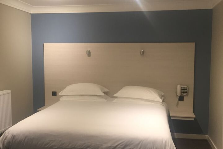 Room 8 of 83