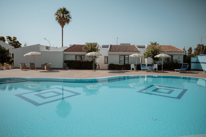 Hotel with Pool