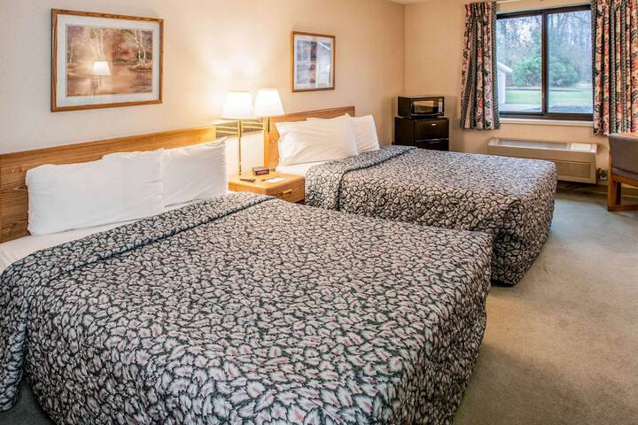 2 Queen Beds (10 of 13)