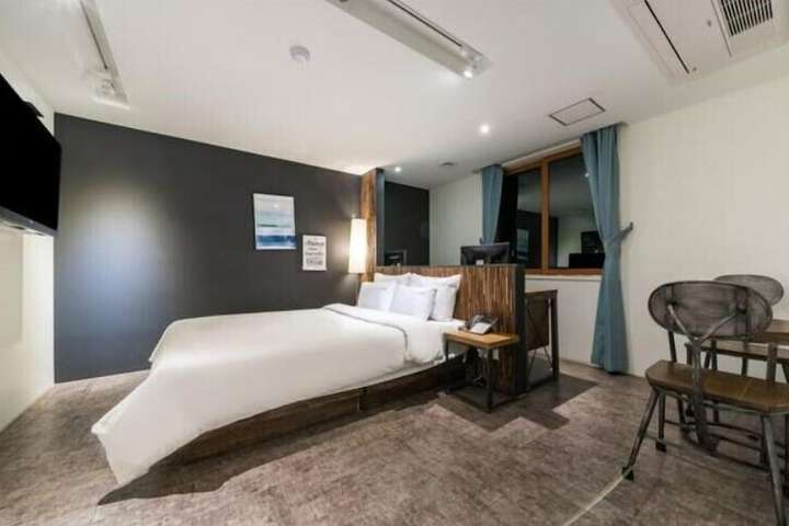 Room 5 of 33