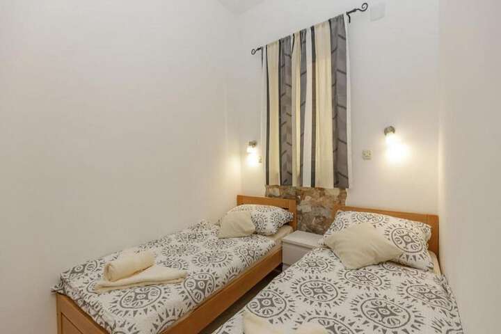 Room 4 of 40