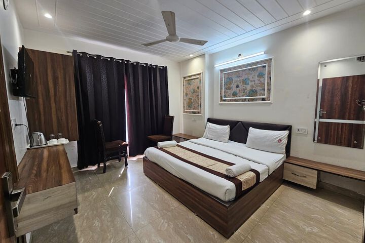 Room 2 of 8
