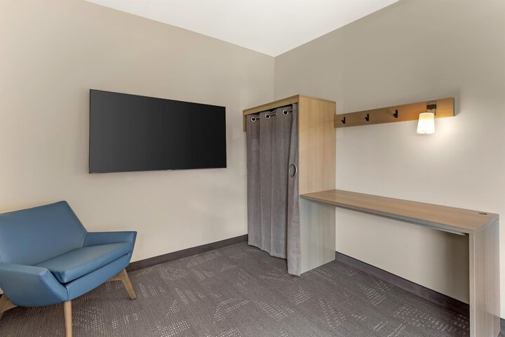 Room 12 of 40