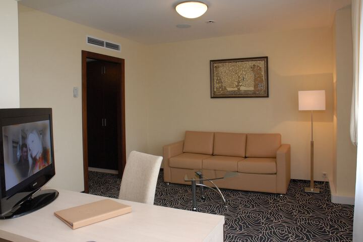 Room 4 of 63