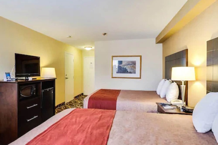 2 Queen Beds Premier Room (4 of 6)