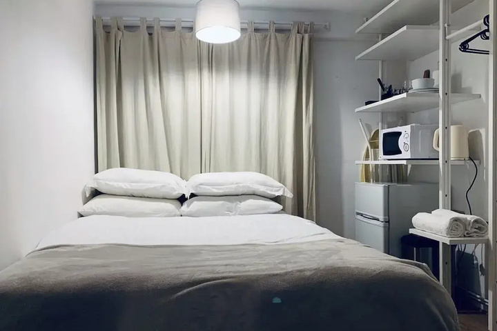 Room 5 of 8
