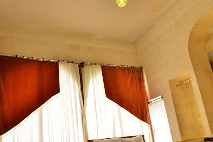 Room 3 of 85