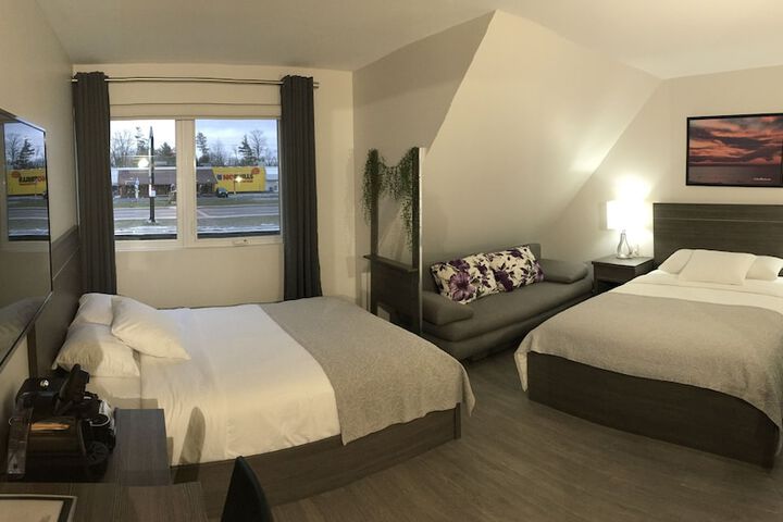 1 Queen Bed (7 of 20)