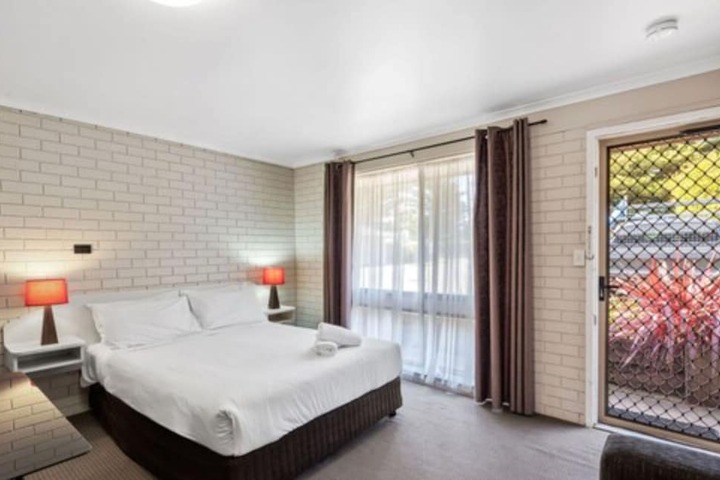 Room 25 of 99