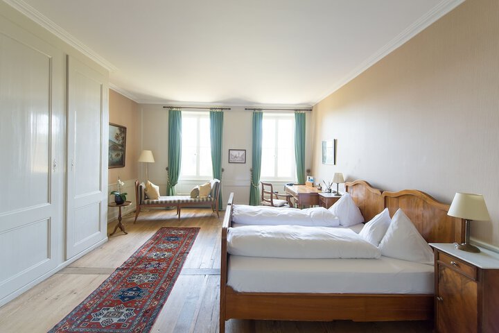 Room 2 of 27