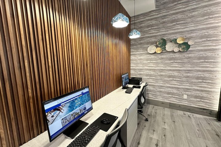 Business Center 66 of 69