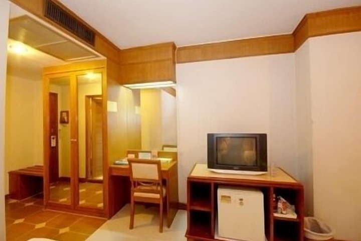 Room 27 of 34