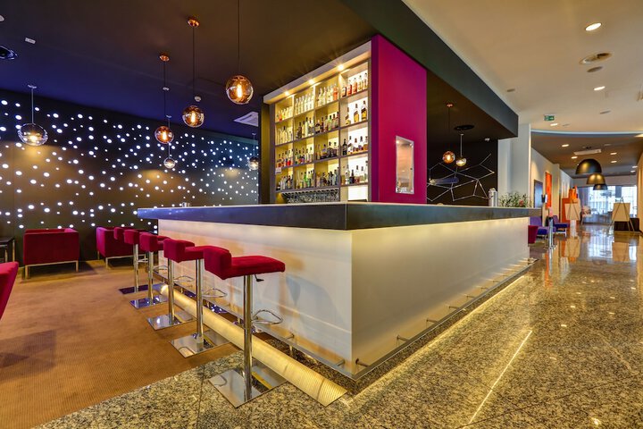 Lounge 128 of 159