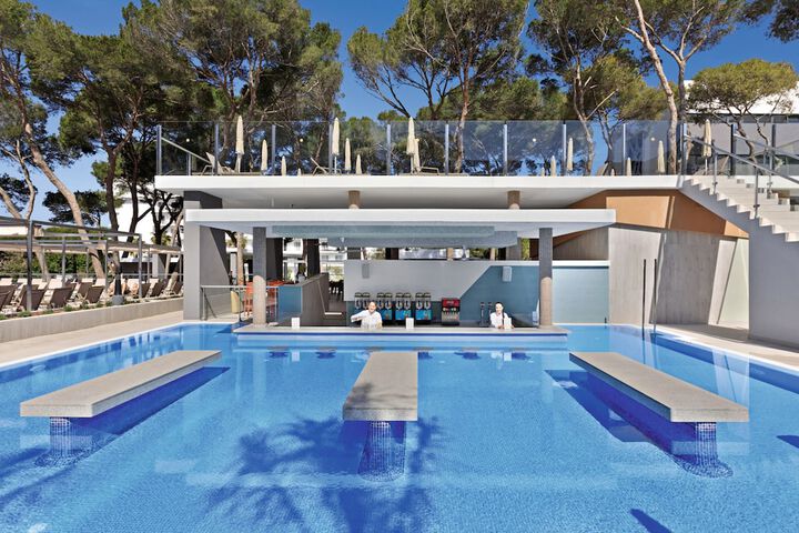 Swim-up bar