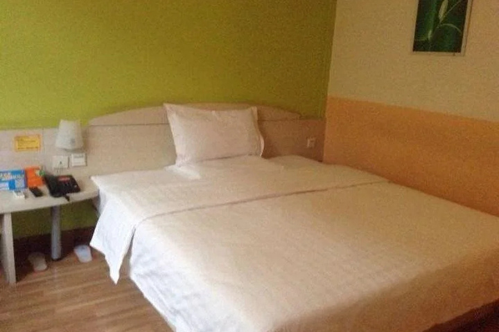 Room 4 of 9