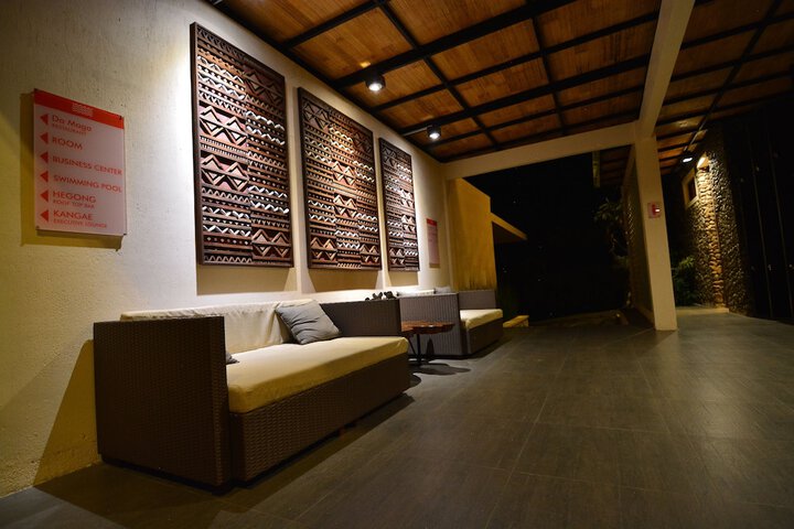 Lounge 36 of 57