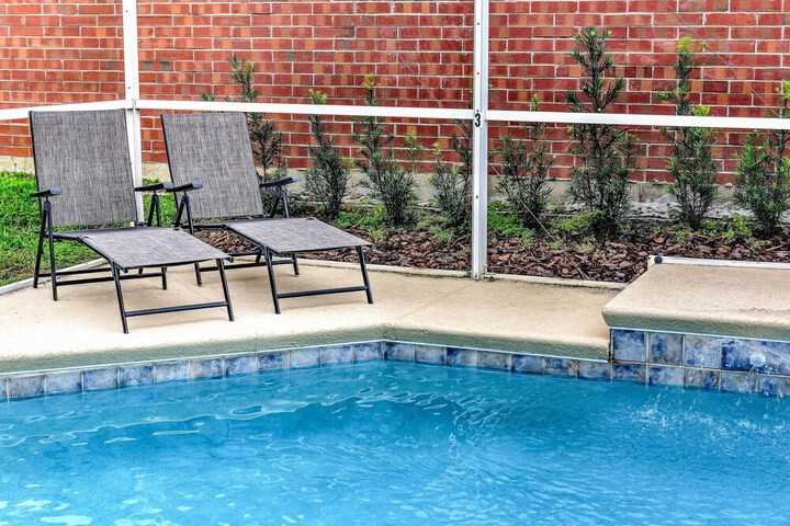 Pool 21 of 44