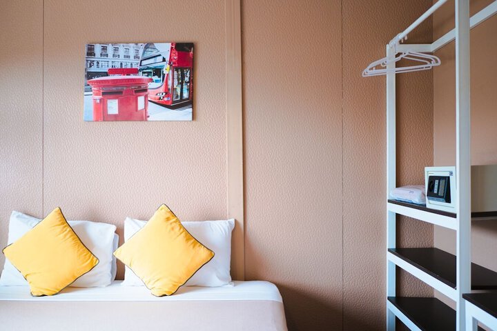Room 13 of 36