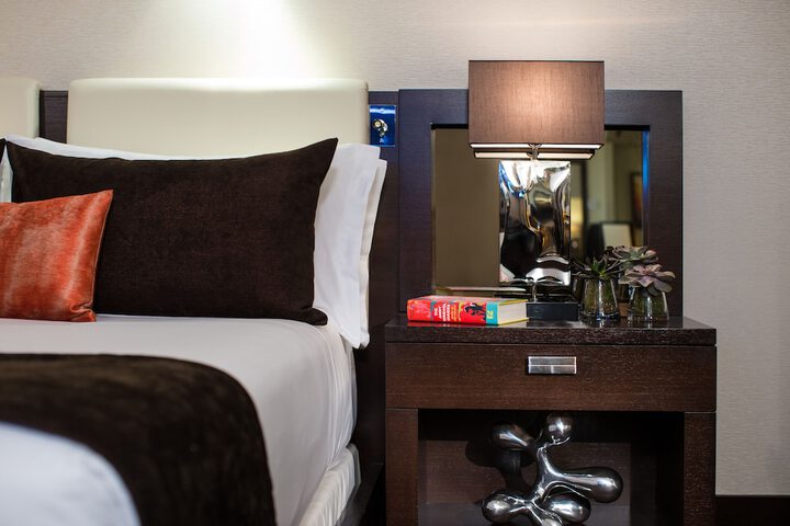 Room 11 of 211