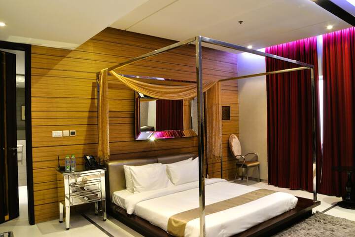 Room 8 of 28