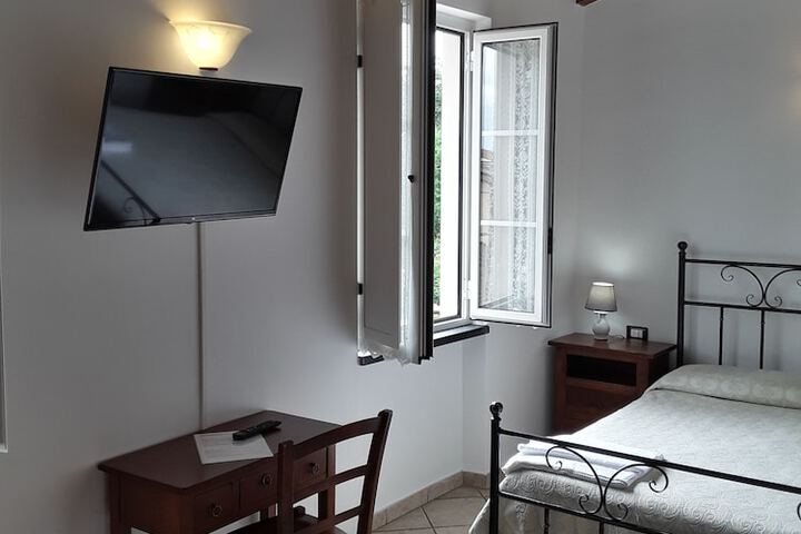 Room 13 of 33