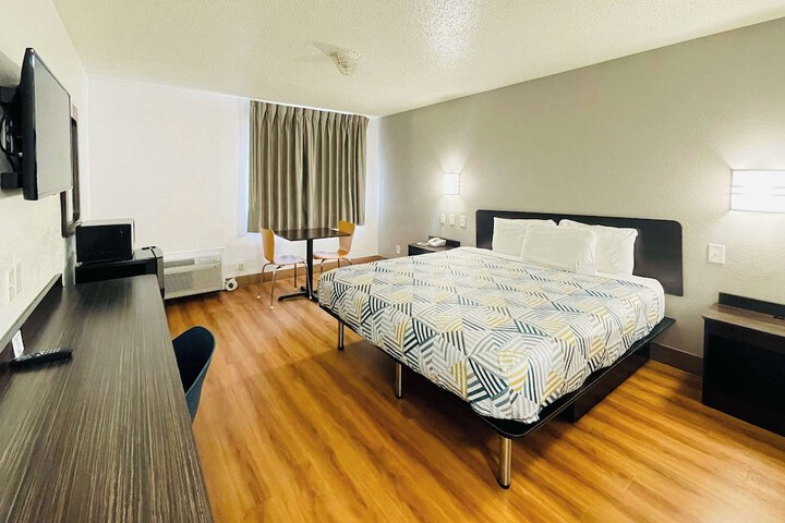 1 King Bed Micfridge (4 of 8)