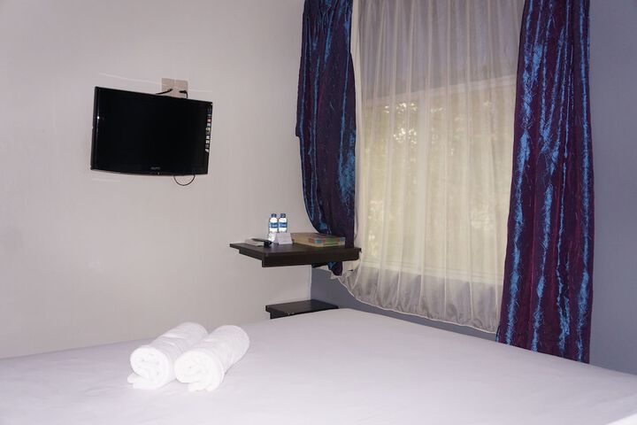 Room 4 of 18