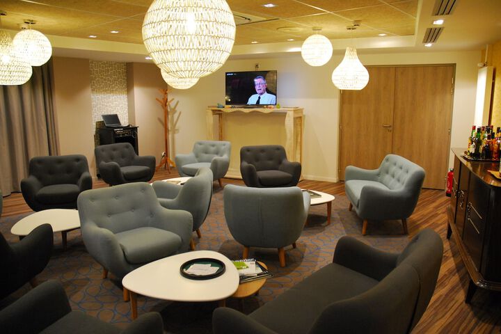 Lounge 36 of 48