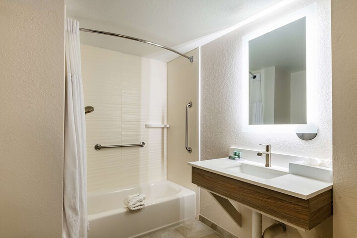 1 King Bed High Speed Internet Accessible Microwave, Refrigerator Full Breakfast (9 of 30)