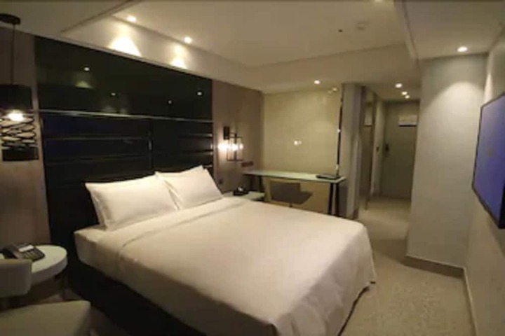 Room 28 of 64