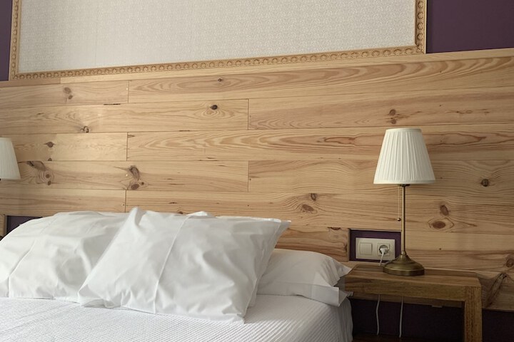 Room 6 of 16