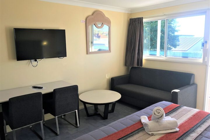 Room 8 of 99